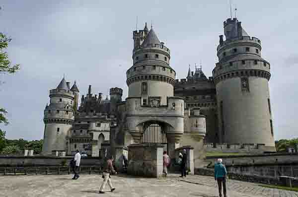 Francia - Pierrefonds 20 - castillo de Pierrefonds.jpg